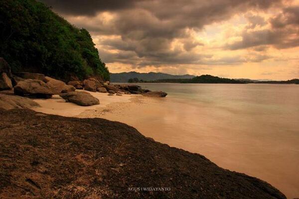 Lombok_Click's tweet photo. Keindahan Yang Belum Terjamah "Pantai Goa Landak" Sekotong Lombok Island @SudutIndonesia @Holiday_Asik @infowisatawan http://t.co/BRp2myqZKI