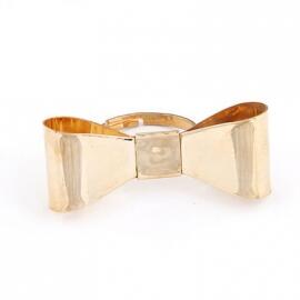 Super cute!!! Strikje ring (ook in zilver) voor 4,95 via tinyurl.com/qcs4wex