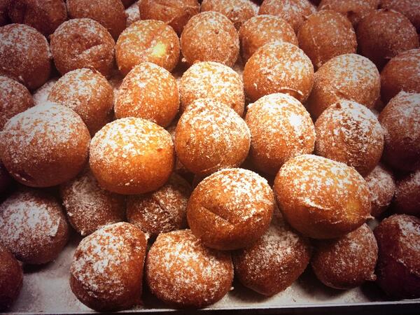 Kleine oliebolletjes met heel veel kwark, heel lekker fris . KWARKINI's