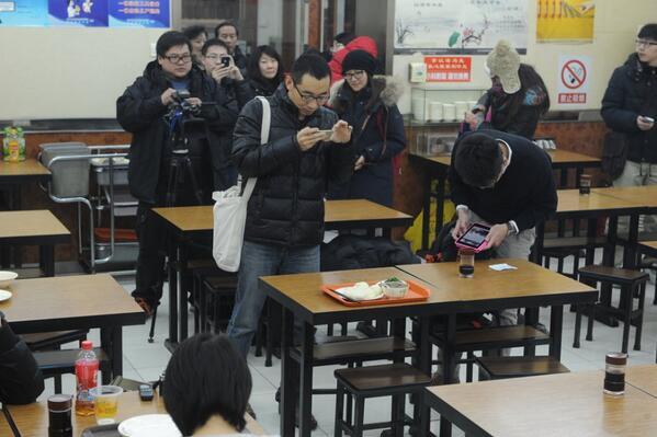 cloudbrid's tweet image. RT @Cluvmmy RT @mynamexu RT @Leaskh  “@handaoliang: 《日人民报》2013最佳摄影，标题是：《跪着的灵魂和站着的皮囊》 ”