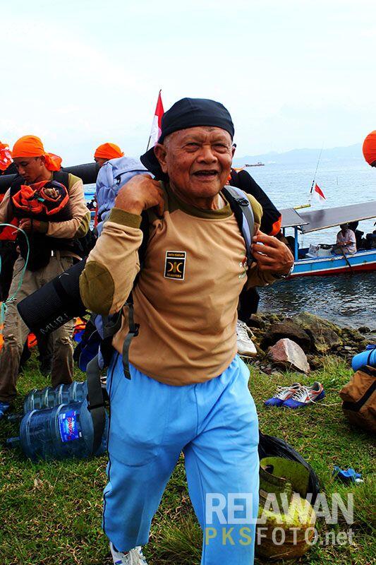 PKSAktif's tweet photo. Melayani sesama manusia, usia tak jadi kendala. Pandu Keadilan PKS, tetap semangat walau tak lagi muda #AYTKTM https://t.co/i8tz3dY7mZ