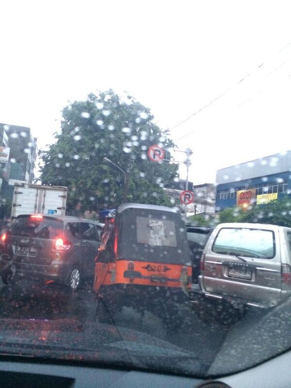 saintliaw's tweet photo. @basuki_btp parkir liar di jl toko tiga jakarta barat http://t.co/lYCREgsOyR