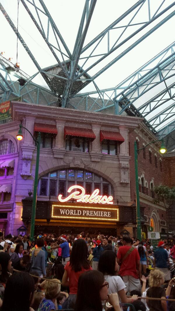 RT <a href="/rwsentosaID/">ResortsWorldSentosa</a> Hujan salju di Universal Studios Singapore!