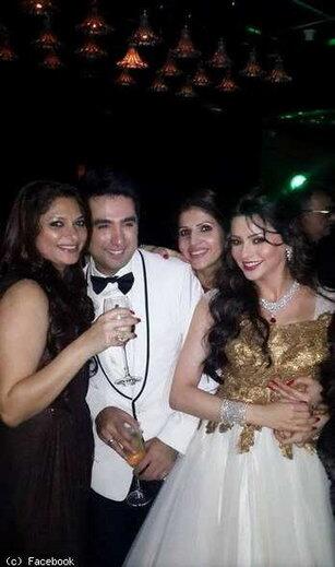 Aamna_Sharif's tweet photo. BESTEST couple of 2013 !! http://t.co/sUsF0hMBPb