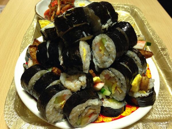 늦은 저녁식사. 아내가 김밥을 말아준다고 해서 지금까지 기다렸어요. 김밥이 작은 동산을 이뤘네요. ㅋㅋ