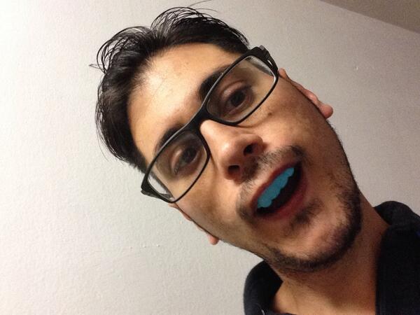 AntanaX's tweet photo. Dientes azules http://t.co/AJBQzwQcQr