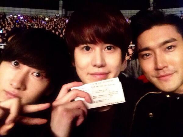GaemGyuubot's tweet photo. ✎Gyu's Tweet

2013年を2日残して男3人、ソンシギヒョンの公演観覧中…凄く暖かいよ。はははははははははははははははははははは…

2013.12.30
https://t.co/86H9bFP8Nh