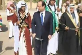 VIDÉO - Un sabre ? «J'en aurai besoin» - découvrez la nouvelle plaisanterie de <a href="/fhollande/">François Hollande</a> >> bit.ly/1ltuh29