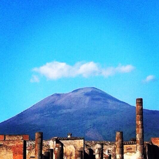 expreso_info's tweet image. "@LolapdePrado: El Vesubio desde las ruinas de Pompeii http://t.co/jiJBIEMlwx" #quéchulo