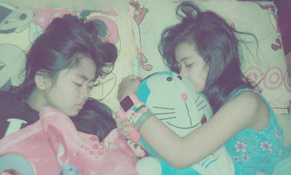 syahputri_soniq's tweet photo. Lghie tdur di foto :D =D *jellek bgts http://t.co/k5MEuL9ier