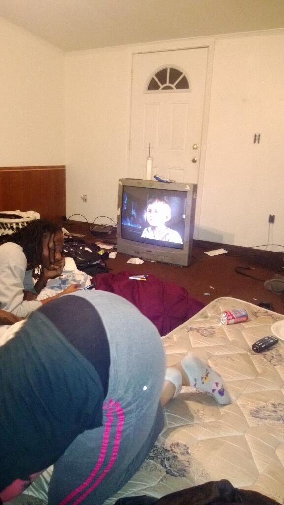 SheneakaL's tweet image. Can u guess who's ass is in the air..hahaha #movingprocess