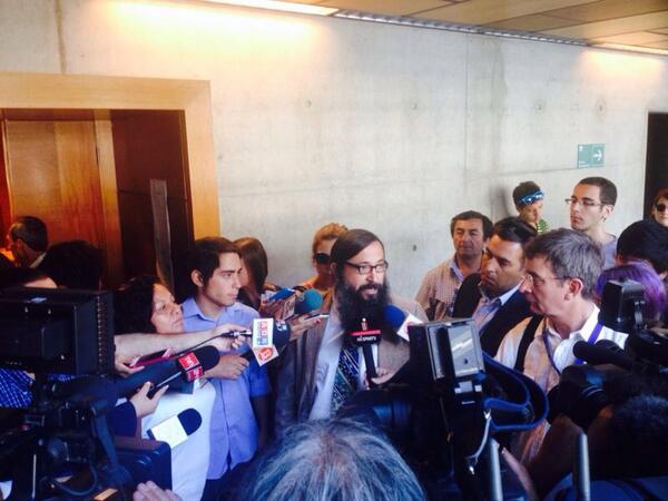 FEL_Stgo's tweet photo. Funcionario PDI queda en prisión preventiva por arresto ilegal, torturas y delito informático contra César Reyes http://t.co/cPIBoVuGMW