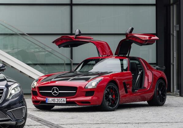 2015 @MBUSA SLS AMG GT: Gullwinged icon, long, low hood &amp; mean stance, sounds great. Review: bit.ly/1ch0EPA