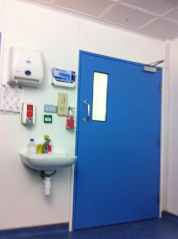mickmc5's tweet photo. Back on the inside!!! Just in time for New Years 🎉🎈🎇 http://t.co/PHBPwafSEf