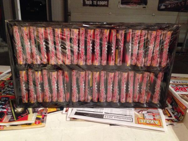 Intertoysurk's tweet photo. De eerste die komt bij @Kostervuurwerk en deze tweet retweet en ons volgt krijgt deze mooie flashing shock xl http://t.co/2GcEOokGkY