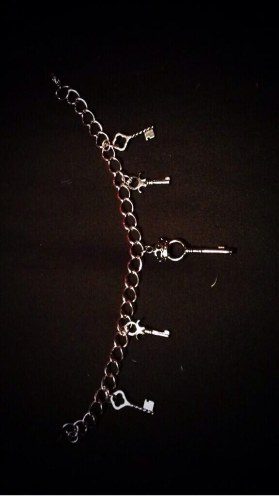 AnasWorldPx's tweet image. @CollinsKey like my new Bracelet? #CollinsKeyTo80k #HowToLevitate