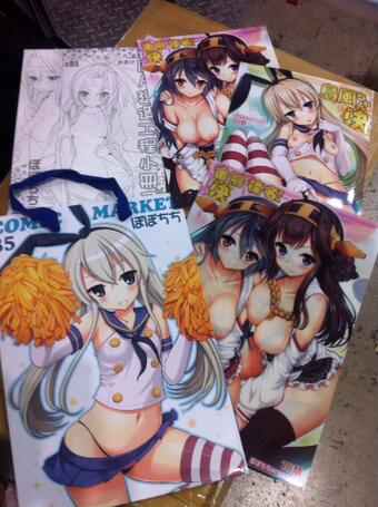 おはようございます☆
新刊セットはこんな感じです(^ω^)左下の紙袋に新刊二冊、小冊子、クリアファイルが入って1500円です☆よろしくお願いします( ' ▽ ` )ノ数に限りがありますのでお早めに〜☆ 