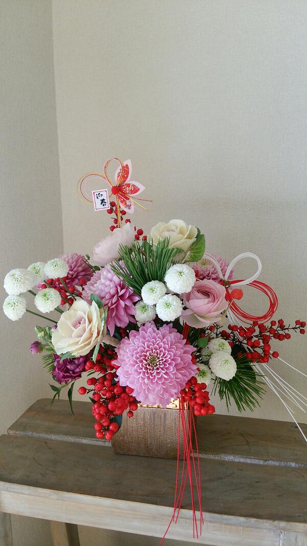 Seed2003's tweet photo. ありがと(*´∀`)♪"@nekobayashigogo: 可愛い～ (´๑•ω•๑`)♡＊°RT @Seed2003: お正月アレンジ☆ピンクのマムで♪ http://t.co/1n7TGF7KZ9"
