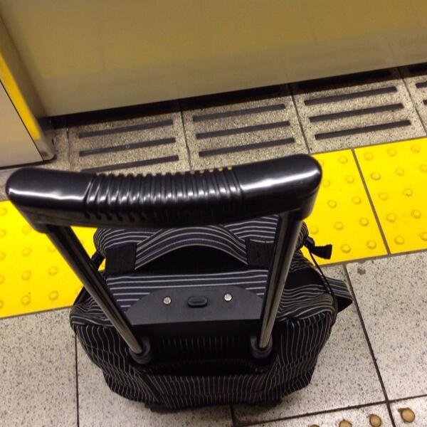 oxsakims's tweet photo. 大晦日の東京駅なめてた！新幹線指定席全くない‼︎でも、並んでたわけじゃないのに自由席窓側GET∩(´∀｀∩)あー早く大阪着かへんかなー http://t.co/q6Z1V0R9XC