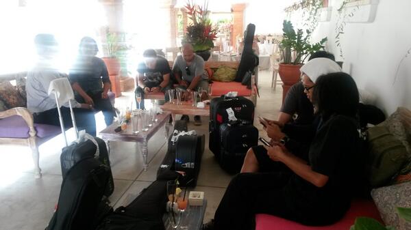 Setelah penerbangan SBY DPS. Gus <a href="/CandraMalik/">Candra Malik</a> &amp; <a href="/Minladunka_band/">minladunka_band</a> dan crew BaliBro istirahat sejenak.