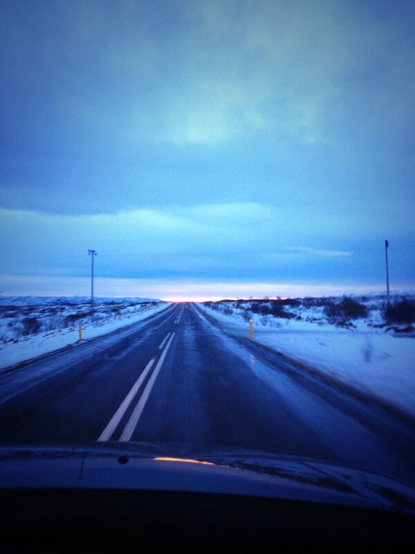 Rijdend in the middle of nowhere in IJsland met de #top2000 streaming uit de speakers van onze 4WD rental