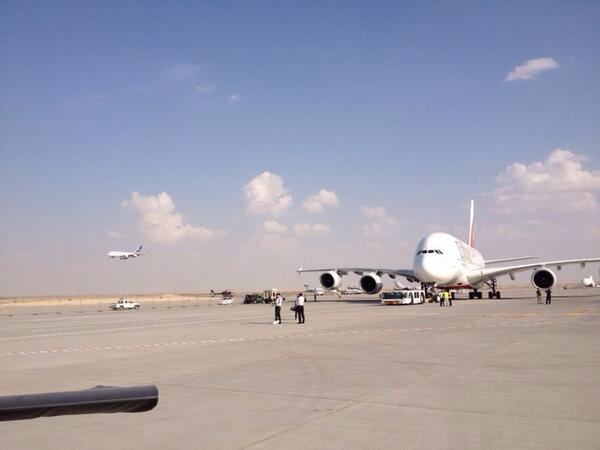 DubaiAirshow's tweet image. Looking back @DubaiAirshow 2013 #A380 #StaticDisplay #Dxb13 #AirshowFever @FEAerospace @Airbus