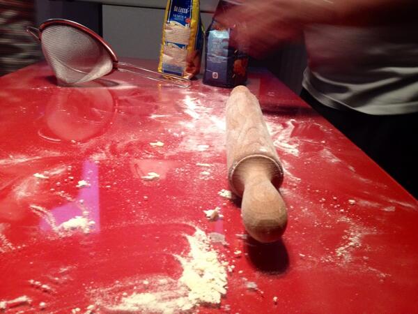 Esto es lo que hacen los #winelovers como nosotros: unirse entre amigos en torno a una cocina y una copa de vino