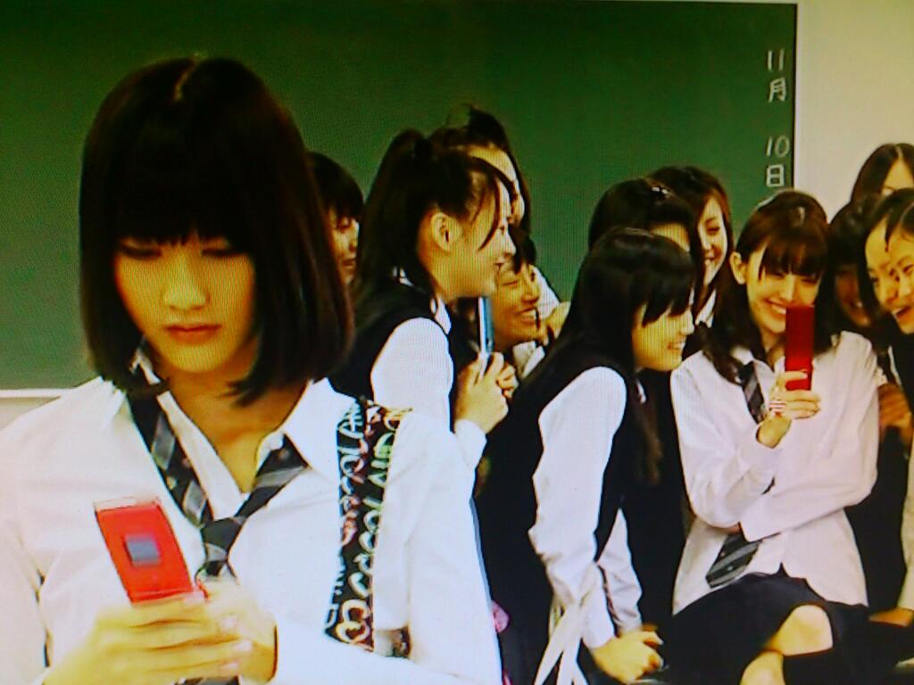 ぱるきち しかしこの アバター という映画 橋本愛ちゃんの右肩あたりに映っているポニーテールで青い携帯電話を持っているのが能年ちゃんな訳で Tvk Http T Co Pdxhoaedwp Twitter