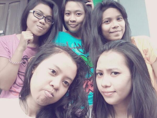 dhylamumuth's tweet photo. "@Riri_fajriaa: W/ @afiifahiva @Kikiianisa @nunk_nhununk @dhylamumuth :* http://t.co/ovYWh34nls"