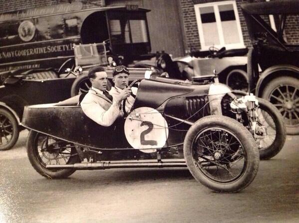 A picture from the days when racing drivers wore ties and drank tea for energy. #Morgan