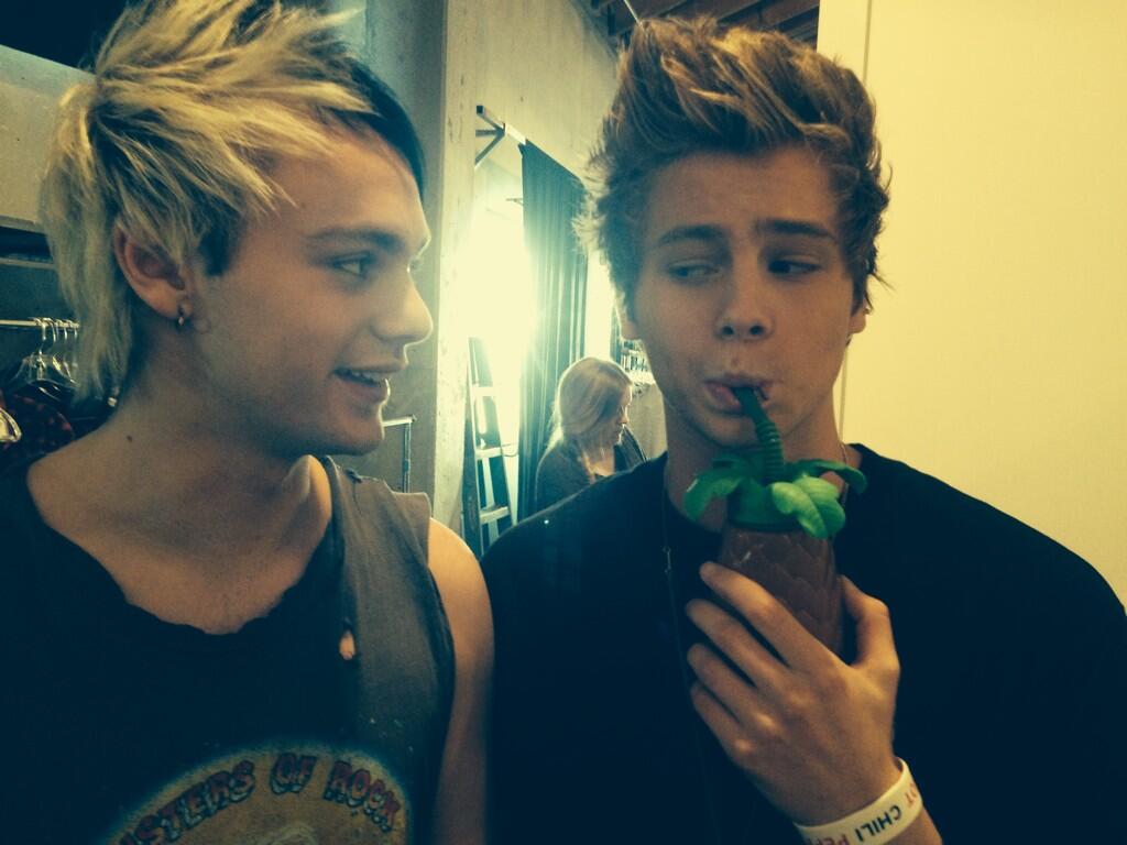 Luke Hemmings And Michael Clifford Cuddling