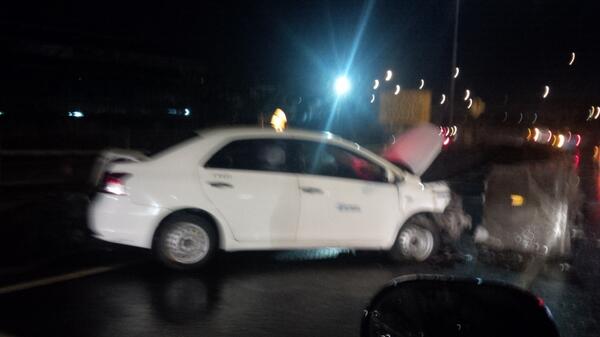 dezbaba's tweet photo. @TMCPoldaMetro kecelakaan taksi di tol jorr ke bandara http://t.co/87Fn0h8JYT