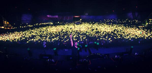 FernandoEm's tweet photo. "@R3HAB: MEXICO CITY 30.000 PEOPLE ❤❤❤ http://t.co/uYVlOrntu9"