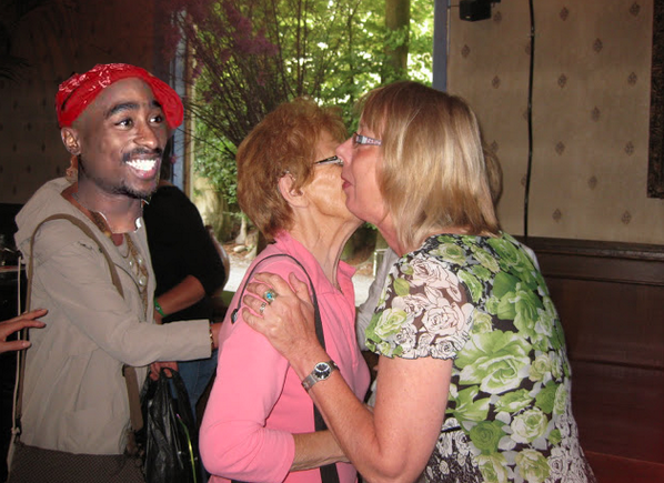 Kakhiel's tweet photo. huh 2pac leeft gewoon nog http://t.co/Eid3hiMX0e