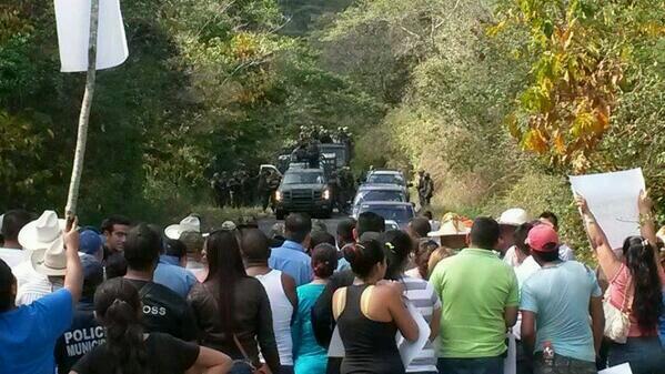 federal - Gobierno Federal emplaza a los Grupos de Autodefensa a que depongan las armas - Página 4 Bd-RL_aCMAAkkGz