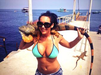 Doae anyone have a lizard this big???? http://t.co/TrAlGWkyGY<a href="/tag/throwbackthursday"class="tags"><span>#throwbackthursday</span></a><a href="/tag/mustloveblonds"class="tags"><span>#mustloveblonds</span></a>