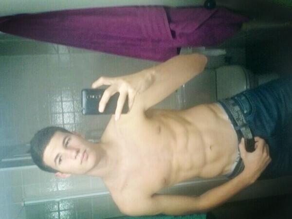 Chicoxx19xx's tweet photo. RT si te gusta mi cuerpo.. http://t.co/bZjcnnXiLW