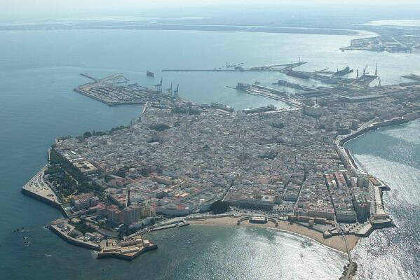 _Paisajes_'s tweet photo. #Cádiz Casco Histórico a vista de pájaro, la tacita de plata #Andalucía http://t.co/wUPye074io