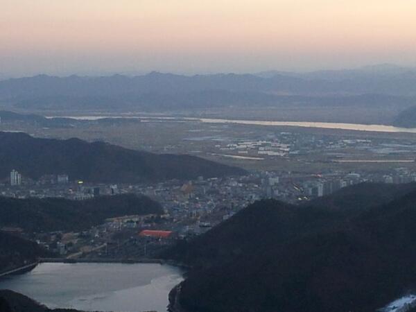 월요일 이른아침
금오산에서 본 구미시내 모습
저수지가 상당부분 얼은듯 하다.
추워도 상쾌한 한주! 화이팅!