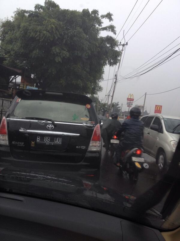 nebilPMJ's tweet photo. @RadioElshinta macet di jalan joglo raya padat sudah 1,5 jam dan mulai hujan deras http://t.co/LelVh96JxE