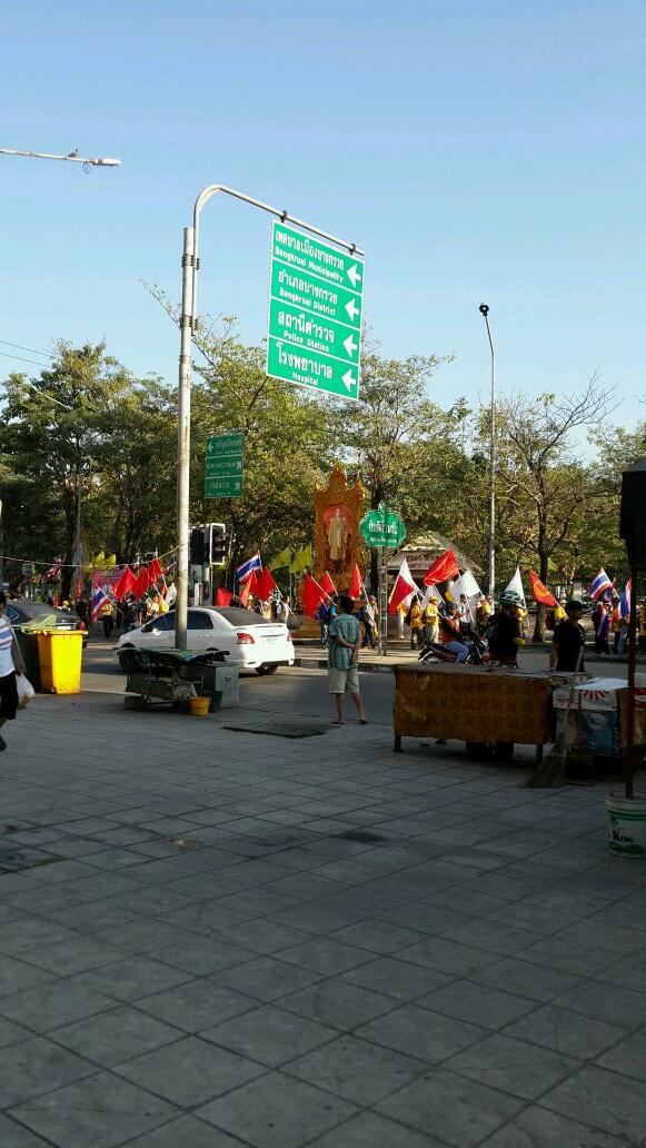 paniton's tweet photo. @fm91trafficpro ขบวน เครือข่าย กฟผ., ประปา, ยา เพื่อประชาชน กำลังข้ามสะพานพระราม 7 ไปศูนย์ราชการฯ แจ้งวัฒนะ http://t.co/s8s2gVEjai