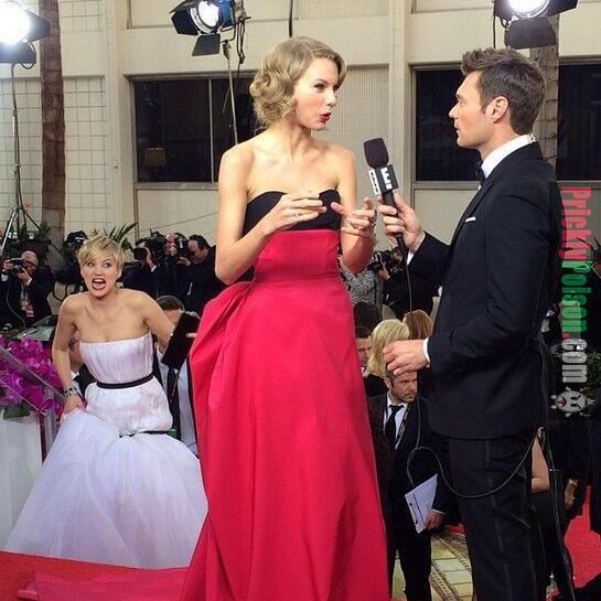 miilkkk's tweet photo. Jennifer Lawrence behind Taylor! http://t.co/SuBHJHKhto