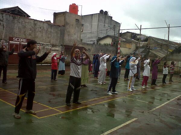 cahyapusparini's tweet image. ini dokumentasi #GESIT (gerakan silaturahim) yg dilaksanakan 12-Januari-2014 di lapangan volly Gegerkalong... #Doc1