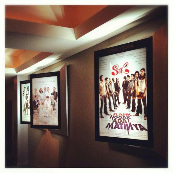 Sebelum difoto, tiket nonton #SlankNggakAdaMatinya dituliskan username twitter kalian dulu!! Biar nggak dibajak guys!