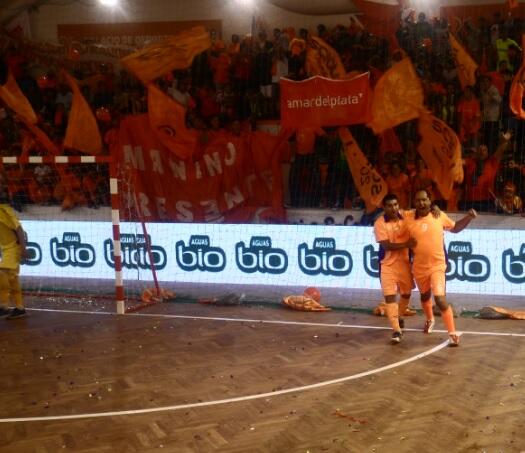 adostoquesfut's tweet photo. A horas de cumplir años, @danielscioli marcó para @villalanata y se consagró campeón #CopaArgentinadeFutsal #MDQ http://t.co/gl6LlGLruS