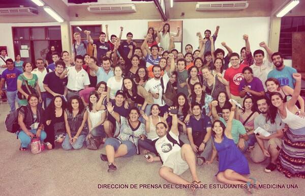 vivelazq's tweet image. @Calle13Oficial Estudiantes Universitarios organizados en Paraguay contra la suba del PASAJE. #Mafiadeltransporte