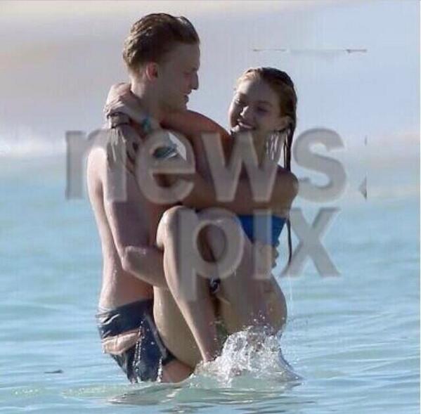 CodysWave_143's tweet image. * that should be me playing in background*