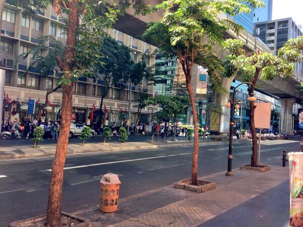 Chris_Mischler's tweet image. I love the empty streets of Bangkok! #bangkok #BangkokShutdown #silom