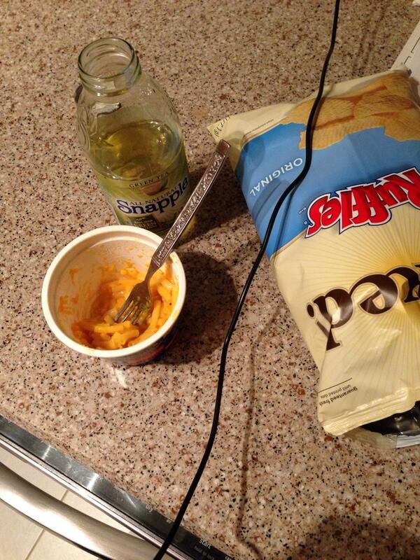 FirstWrldStoner's tweet photo. Munchies #fuckwitme #easymacforanigga #greenteatilmyeyesbleed http://t.co/Ev2Pv4OzxK
