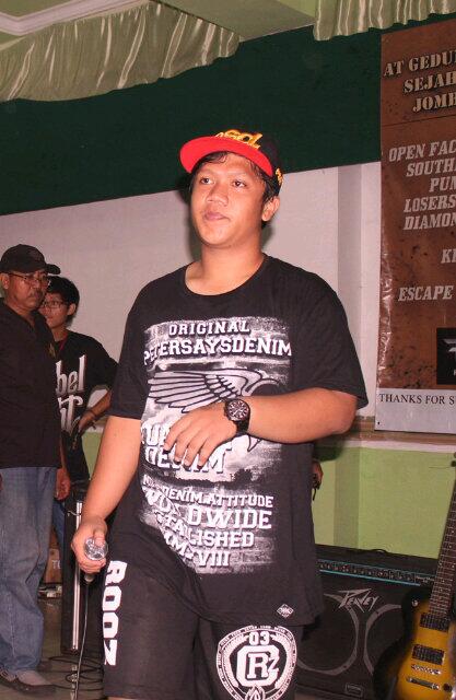 Itu min foto ane, coba tebak pakek apa aja. :D RT"<a href="/PSDFSurabaya/">PSDFamilySurabaya</a>: monggo share foto kalian pake <a href="/petersaysdenim/">Peter💬</a> :D"